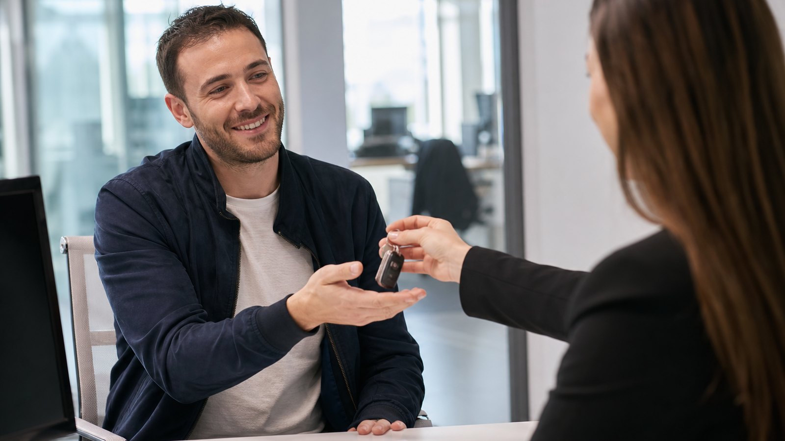 Remise des clés d'un véhicule à un salarié
