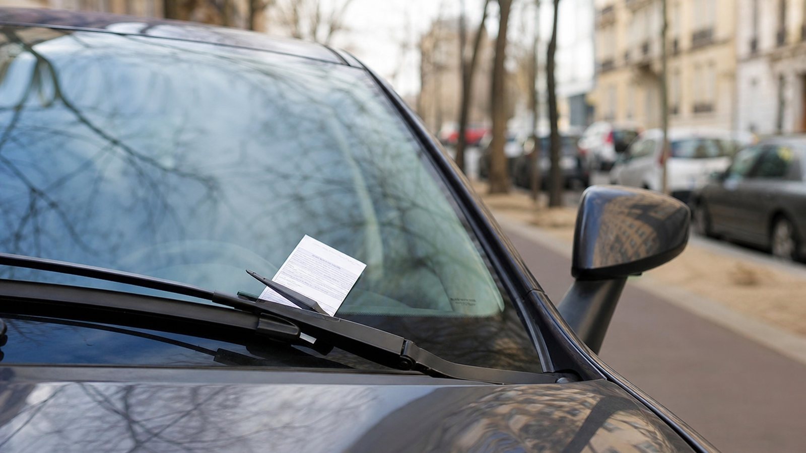 Responsable de flotte rapprochant un avis de contravention du registre d'affectation des véhicules